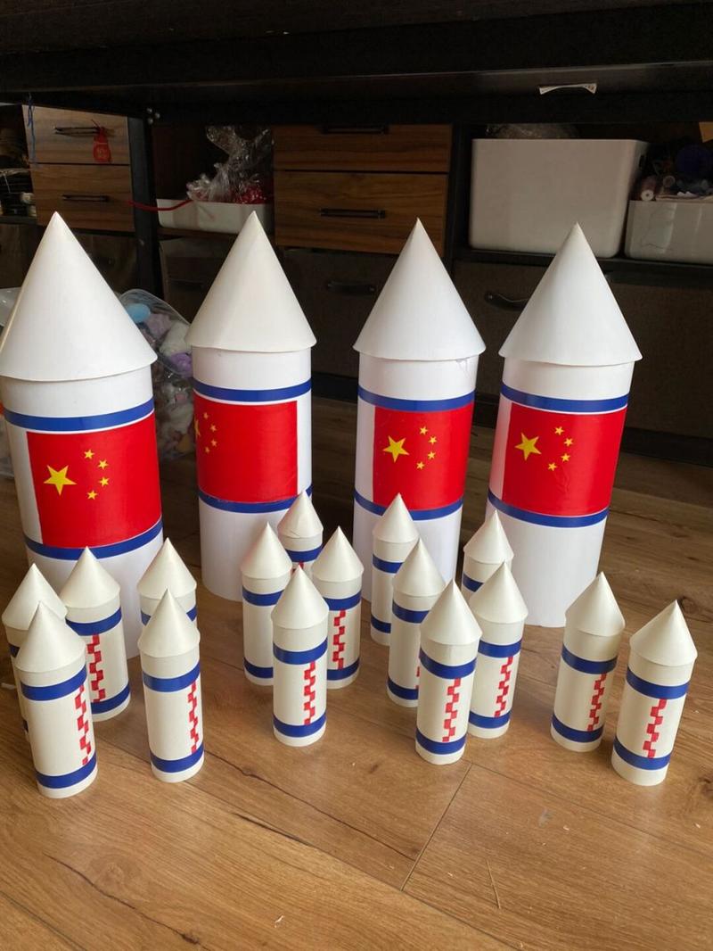 幼儿园手工未来科技感火箭空间站 走秀舞台布置 	 摆上几个简易小火箭