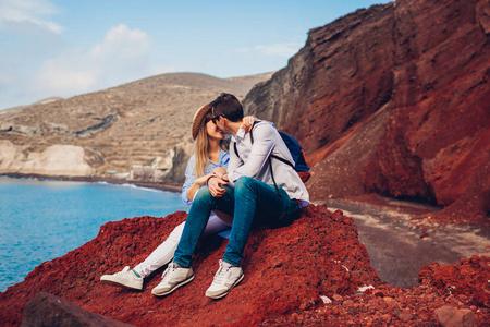 一对相爱的情侣在希腊圣托里尼岛的红海滩享受蜜月.度假和旅游照片