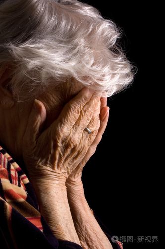 悲伤的老妇人用双手捧着她的脸沮丧