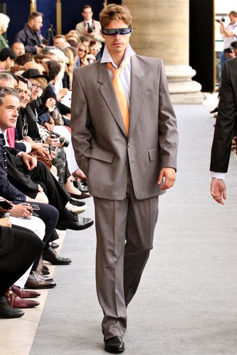 皮尔·卡丹pierre cardin是来自法国的时装品牌,在中国名气还是不错的