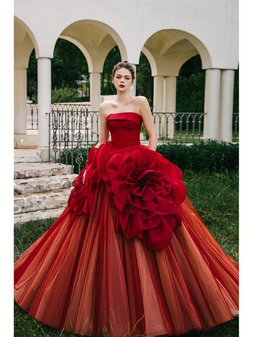 红色公主婚纱礼服裙充满热烈的爱的序言