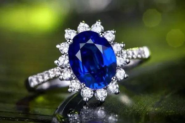 蓝宝石和红宝石哪个值钱 蓝宝石什么颜色最贵