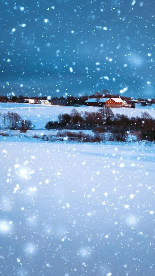 喜欢这样的夜晚,静静的走在雪中,雪花缓缓飘落在头发上,脸颊上,衣服上