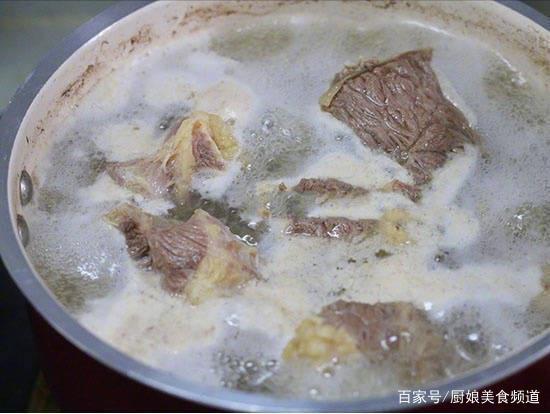 锅里倒入清水,牛肉块冷水下锅,煮出浮沫,然后用勺子撇出浮沫,然后把