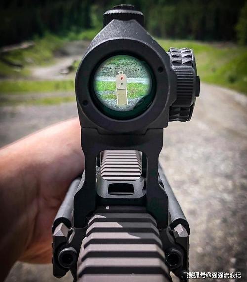在枪械上面的瞄准镜瞄准目标子弹是如何击中目标的呢