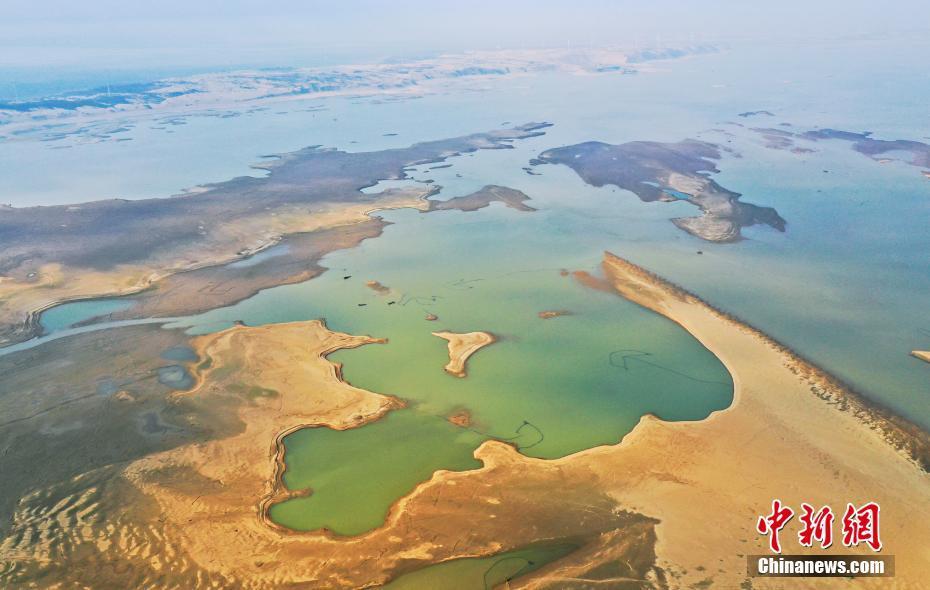 中国最大淡水湖鄱阳湖水位持续下降,丰水期烟波浩渺的湖面大面积缩水
