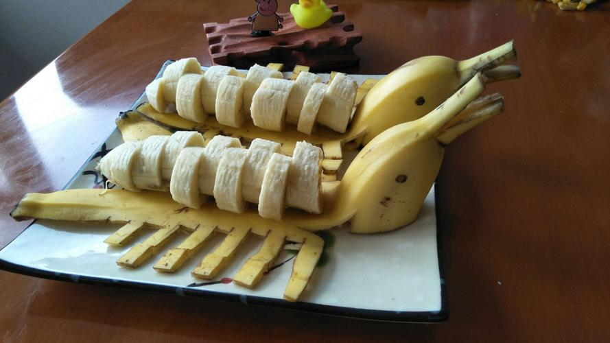 在将刚取出的香蕉切成小段放入香蕉皮上 摆盘