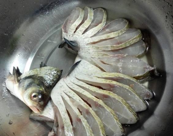 大厨教你孔雀鱼的做法, 多切几刀就可以做出美味孔雀开屏鱼!