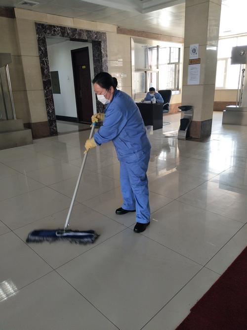 整洁的办公环境,李艳杰一个人从四楼拖到一楼 这是室内保洁班的日常