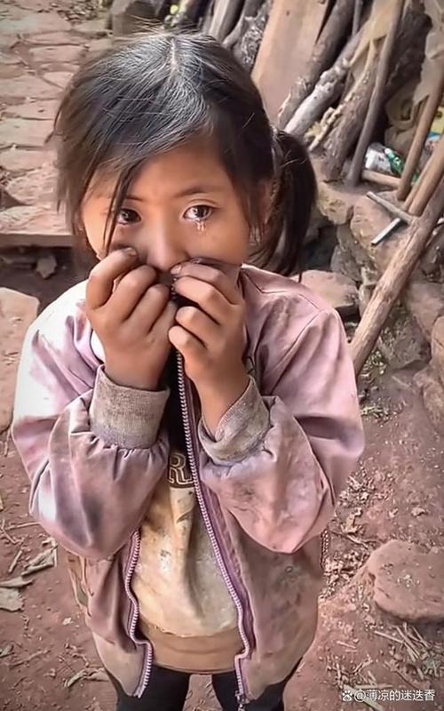 伊拉克孤儿院的小女孩,画一个妈妈来爱我,泪目