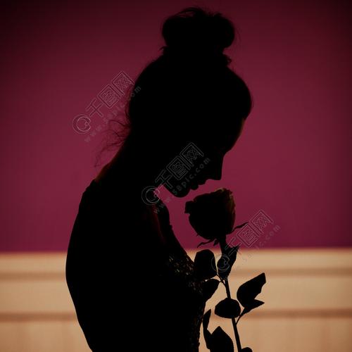 女人抱着一朵花的影子