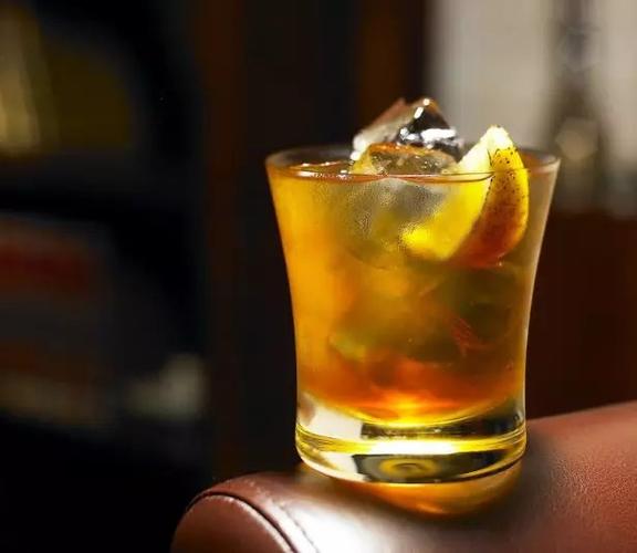 苏格兰威士忌加杏仁味利口酒,如果你喜欢杏仁的甜,那么这是一杯非常