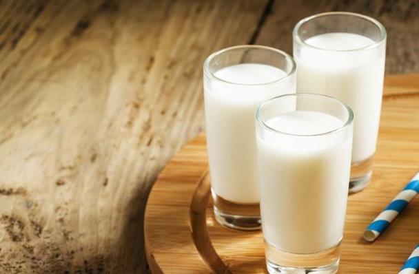 早上喝牛奶好还是晚上喝牛奶好呢?