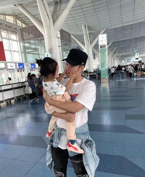 陈赫抱着女儿在机场秀父女爱画面很暖心小情人长大很多