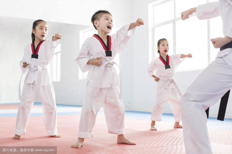 年轻教练教儿童跆拳道