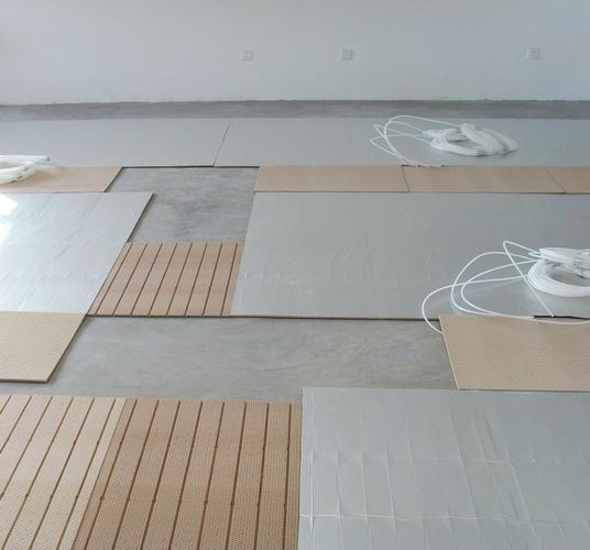 地暖房间用什么木地板好|地暖装完后,铺瓷砖还是木地板更好?