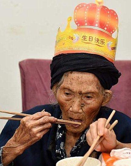 世界最长寿女人,寿命足足跨越两个世纪,告诉你长寿秘诀