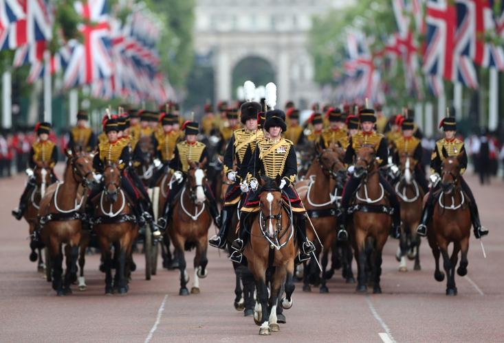 英国举行皇家阅兵为女王庆生