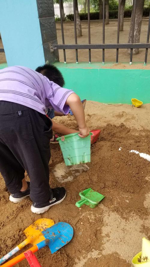 沙子装满桶压实,把桶反过来把沙子倒出来.