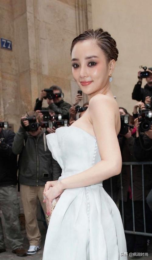在出席红毯活动的时候,李小璐穿了一件纯白色的抹胸礼服.