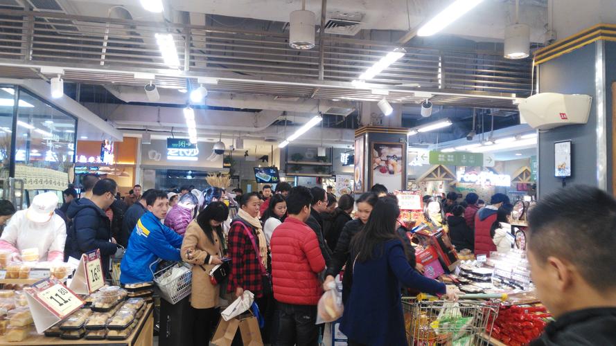 新年前夕,深圳龙城广场旁边这个超市,里面的人真多