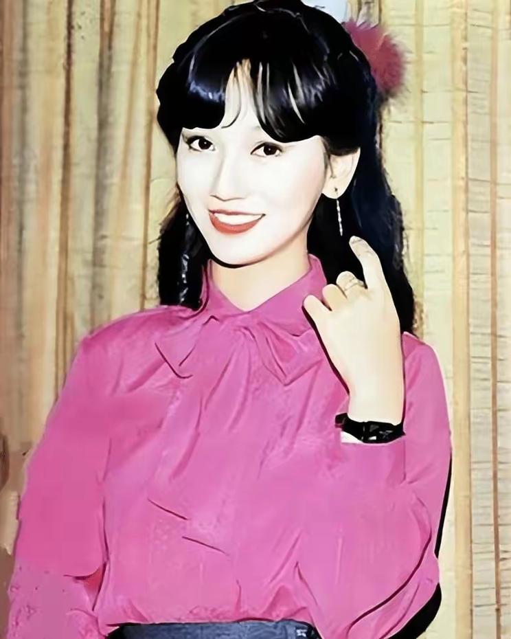 年轻时优雅漂亮的赵雅芝. 怀疑她是不是从天上落到人间的仙女呢?