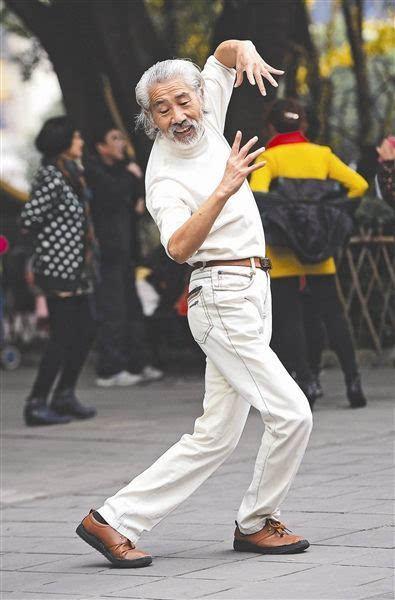 大爷姓杜,已是古稀之年的他,几乎每天都会到新华公园和舞友跳