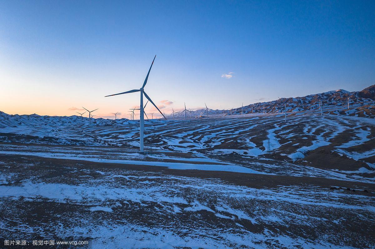 新疆山坡上雪地里的风力发电站