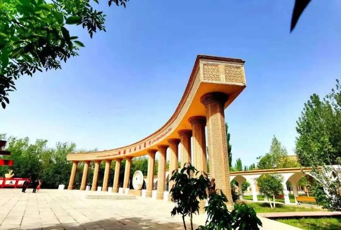 中国新疆民族乐器村位于疏附县吾库萨克镇7村,距离喀什市区6公里,该村