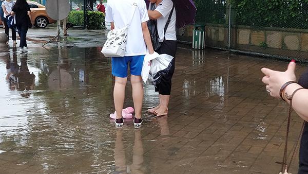 广东高考结束:多处道路被水淹,有考生湿鞋趟水出考场