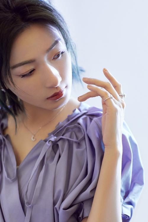 万茜紫色连身裙优雅写真图片29