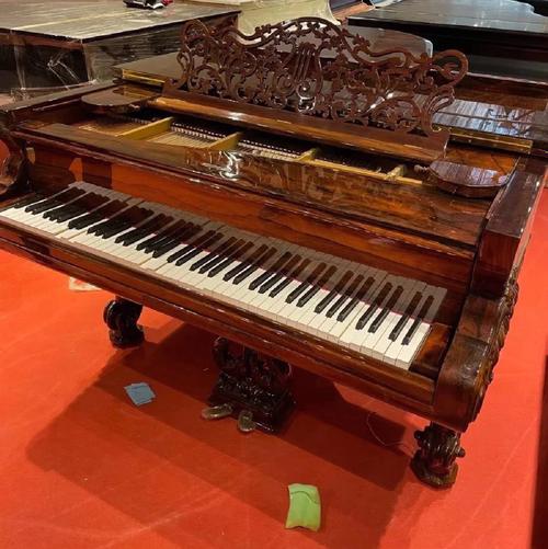 一百多万即可拥有施坦威狮腿彩绘古董钢琴