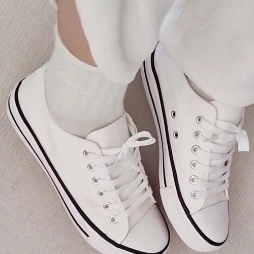 有点闲白色裤子白色鞋袜喜欢吗?