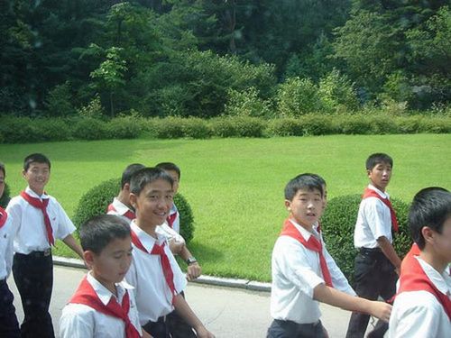 平壤的学生唱着朝鲜经典名曲《金日成将军之歌》.