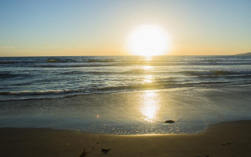 静谧唯美海滩风景图片桌面壁纸