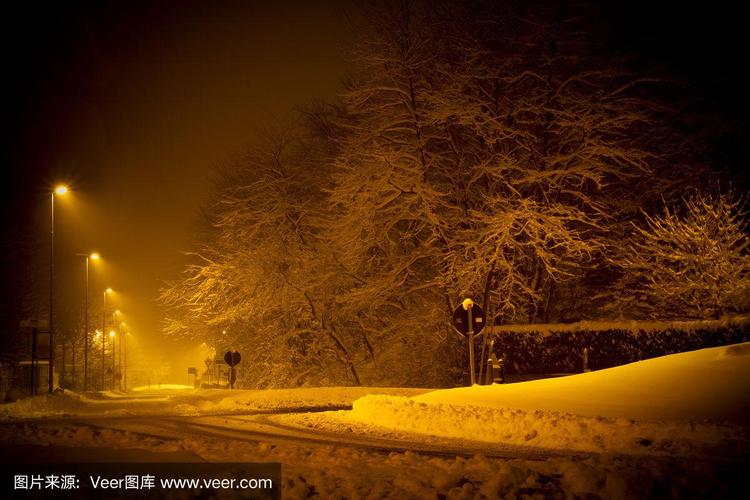 冬天的街道被雪覆盖,夜景