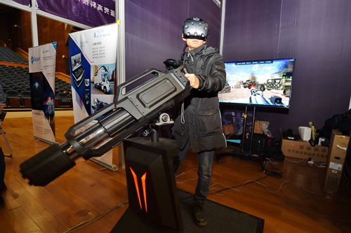 12月2日,一位市民在展会现场体验vr射击游戏.