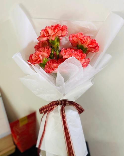 三支康乃馨花束包装图片