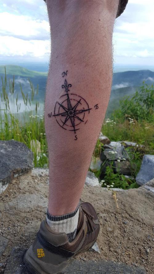 男生小腿上黑色点刺几何线条指南针纹身图案 - 优美纹身网
