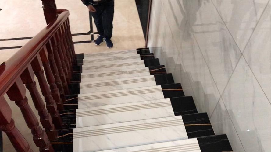 冠珠萨米特大理石瓷砖 楼梯踏步铺贴效果