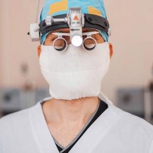 的神经外科医生戴着一个带专业放大镜的医用面罩,用于显微外科手术