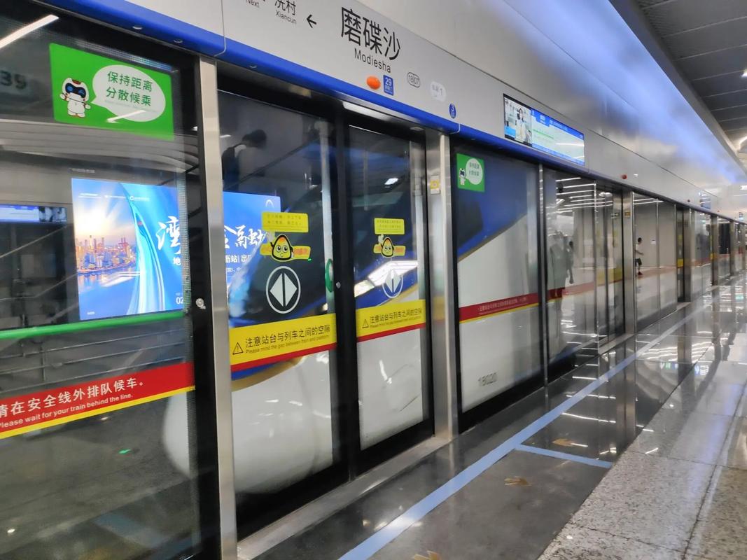 广州地铁 #广州地铁18号线 充满现代科技感的站台站厅,采 - 抖音
