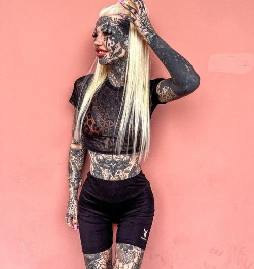 澳洲26岁女孩全身98覆盖纹身被称青眼白龙花费62万