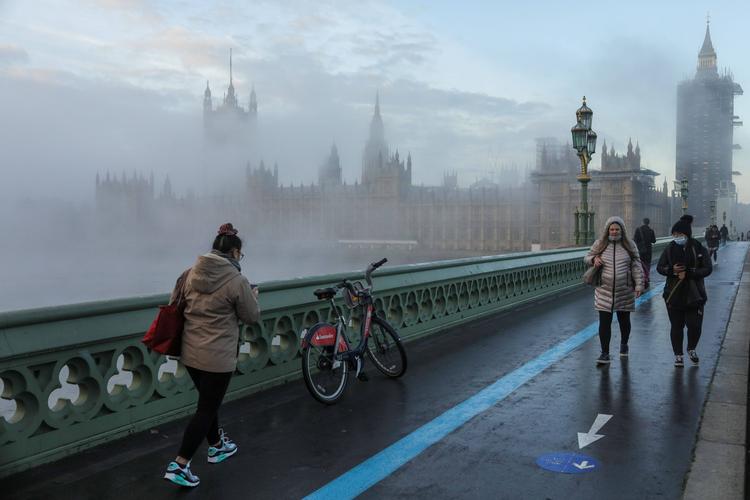 11月27日,人们在英国伦敦的威斯敏斯特桥上行走.