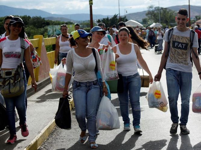 委内瑞拉数千居民跨境抢购生活必需品