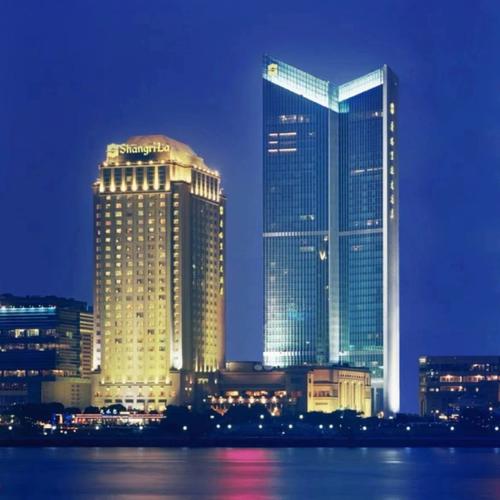 96 上海浦东香格里拉大酒店位于黄浦江畔99 ,正对外滩99 全景