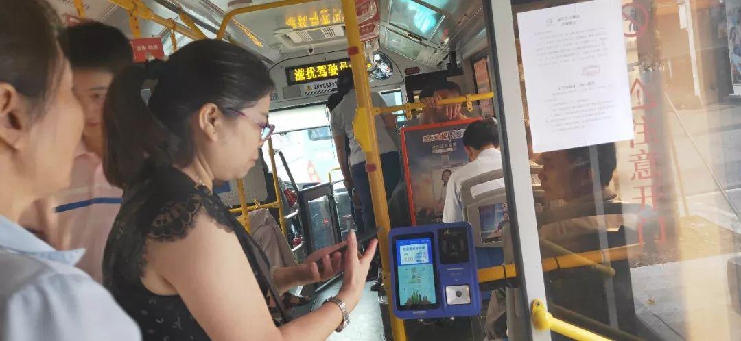 公交大变化深圳首例上下车刷卡模式公交试行