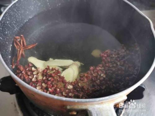 起锅烧水,水开后放入生姜,花椒,八角煮30分钟