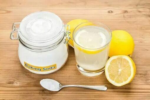 小苏打 柠檬    在柠檬汁里加入小苏打,用来刷牙,牙齿马上一键美白