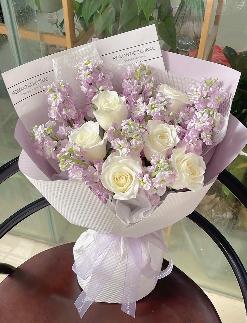 紫色紫罗兰白玫瑰花束,尽显温柔#客订花束 